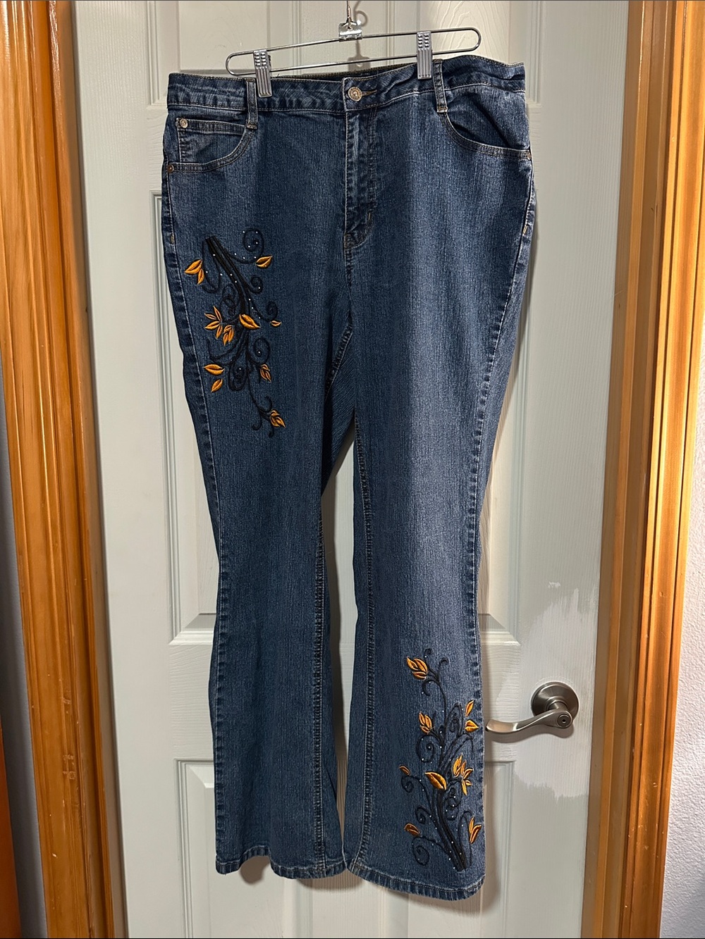 Jeans with cute embroidery details